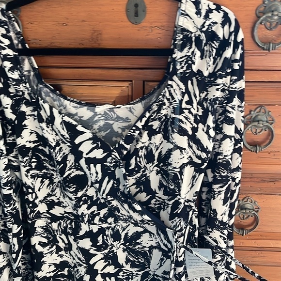 NWT Lush Women’s Black And Cream Wrap Dress Size Large - Picture 4 of 12